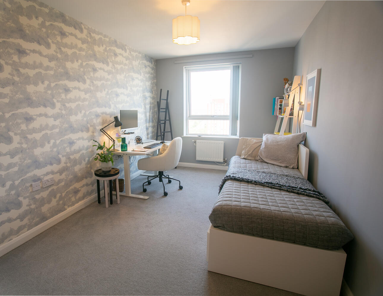 Versatile guest room